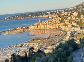 LA VILLA avec vue panoramique sur la Mer - Parking privé - Jacuzzi, хотел в Мантон