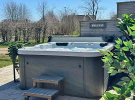 Udda boende med wow-känsla och spabad på terrassen!, hotel Löderup városában 