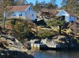 Cottage With Midnight Sun By Kvåsefjorden