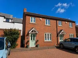 Carpenters Rest - Town Centre Boutique House with Private Parking