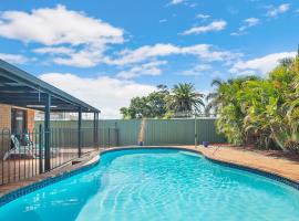 Spacious home with pool in Kippa-Ring, hotell sihtkohas Newport