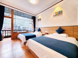 Phoenix Memory Riverview Inn, hotel u gradu Fenghuang
