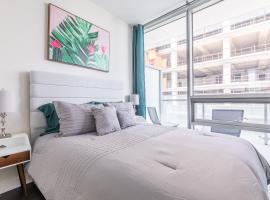 Green Modern 1 Bedroom 40Fl Condo with Balcony in Downtown, hotel in Toronto