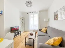 Central and cozy 2 min from Paris