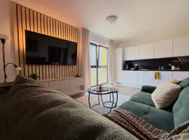 Heart of Downtown King Bed Full Kitchen Smart TV