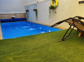 אחוזת דולב Dolev estate הווילה، فندق في Zanoaẖ