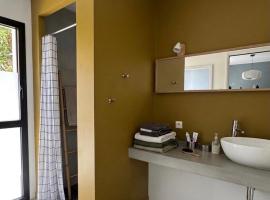 bedrooms, bathroom and private toilet、Oudonのホテル