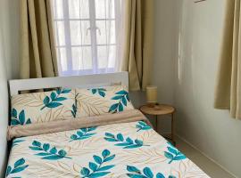 Cozy 2BR Vacation House 3mins to Dahican Beach, khách sạn ở Dahikan