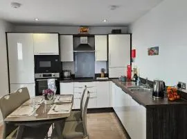 2 Bed Apartment Sleeps 4 - Seaviews - Free Parking