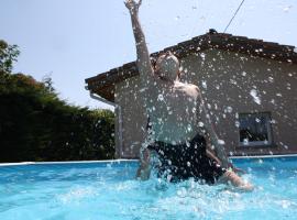 Villa complète neuve, piscine privée et billard, hotelli kohteessa Revel-Tourdan