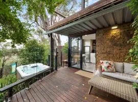 On The Deck Studio - Spa Hideaway in Scenic Belair