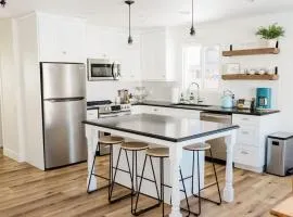 Newly Renovated Downtown Chelan with Patio and Dogs OK