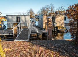 The Blue Houseboat, отель в городе Звартслёйс