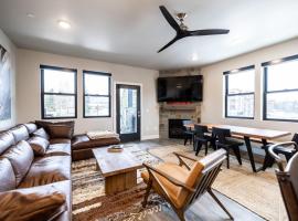 3-Bed with Free Shuttle, Free Ski Waxes, Hot Tub, Game Room - Deer Valley East Village, Hotel in Heber City