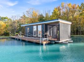 Tiny House Boat on a Tiny Lake Retreat, hotel a Brackney