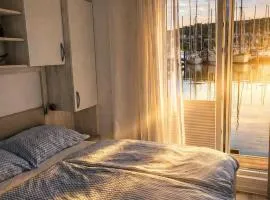 MIRAMARE Romantic Experience with privat Jacuzzi - floating house
