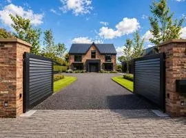 Luxury Cheshire Mansion -Private grounds -Sleeps 10