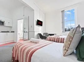 Modern Self-Contained Studio in Dudley Sleeps 2