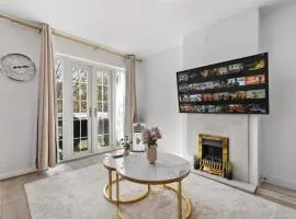 The London Grill House 2BR with Outdoor Terrace by REGAL REALMS