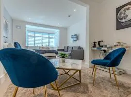 Elegant King Suite in Wembley Villa by Aureva Residences
