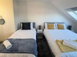Near Heathrow - Studio - WiFi - Parking - Sleeps 3