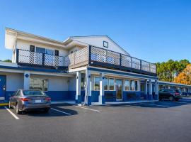 Whispering Pines by Hotel O White stone VA, hótel í White Stone