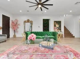 Houston's Downtown Bloom House - Spacious Floral Escape for Groups