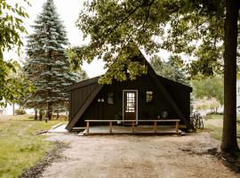 Stunning A-Frame on Lake Sherwood near Sand Valley โรงแรมในNekoosa