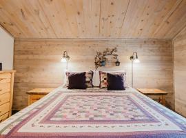Wood-beam cabin with amazing location pools hot tub & SHARC passes, hotel v mestu Sunriver