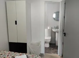 Single room with ensuite in Dundrum close to public transportation