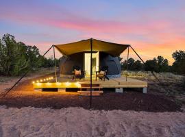 Secluded Luxury Dome Near Grand Canyon, hotel i Valle