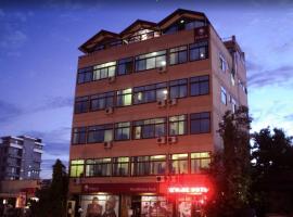 Q wine Hotel, hotell i Moshi