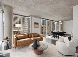 Linea Luxury Living with Indoor Pool and Rooftop Views in The Loop