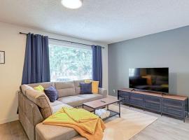 Cozy 2 Bedroom Suite Near Ctrain Mall and Downtown، فندق في كالغاري