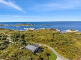 Family cabin close to the sea on Averøya
