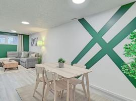 Cozy 2BR Suite Near Zoo & downtown Walk to C-Train، فندق في كالغاري