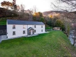 Charming Valley Farmhouse for up to 6 guests