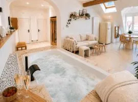 Sublime Loft avec Spa Privatif & Sauna, Hyper Centre, Parking facile