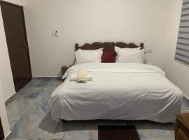 Tranquility Lodge, khách sạn ở Abrekuma