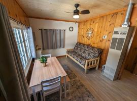 2BR 1BA Cabin #3 Riverside Point Resort, Hotel in Park Rapids