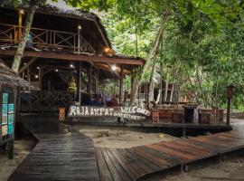 Raja Ampat Dive Resort, resort village in Tapokreng
