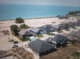 Prettiest town's lake- Bungalow, Hotel in Goderich