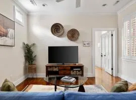 Upstairs Studio36 Walk to King St with Balcony