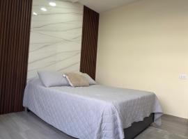 Moderna habitación baño privado TV pet friendly, khách sạn ở Puebla