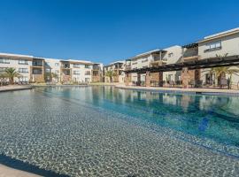 Modern Condo in El Tezal, Peaceful, Secure & Minutes from Cabo Hotspots, hotel din Cabo San Lucas