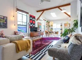 Inner City Artist Apartment with Courtyard