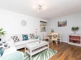 Rivermead - Gorgeous 3 Bed Maisonette with Patio