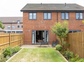 Bensons Hill - Stylish 2-Bed Home with Garden & Parking, Hotel in Crawley