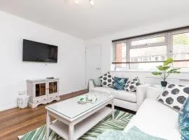 Rivermead - Gorgeous 3 Bed Maisonette with Patio