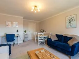 Cedar - Cosy 2 Bed Apartment Close to Town